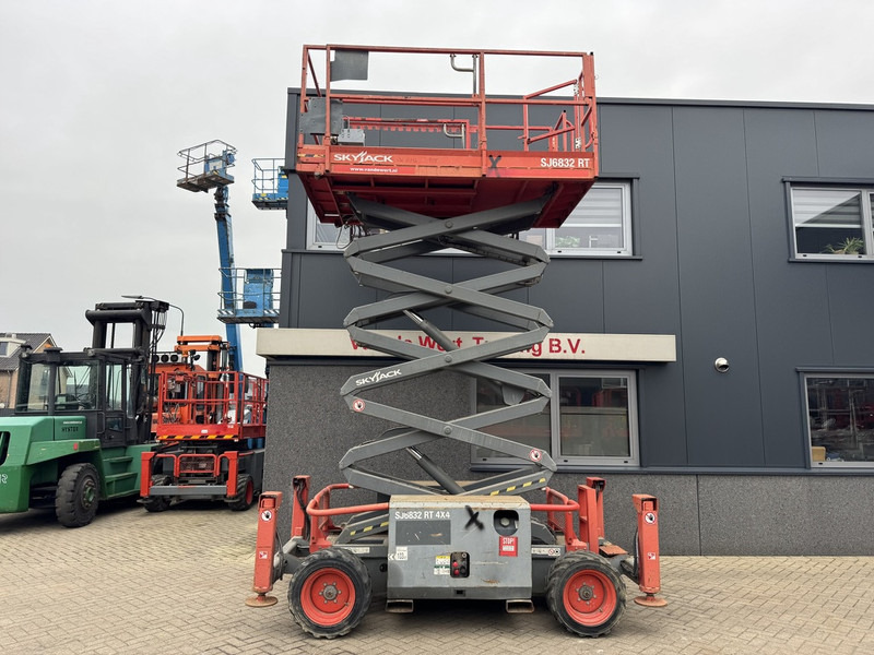 Skyjack SJ 6832RT Schaarhoogwerker / Scissor / Arbeitsbuhne 2015 4X4 Kubota Diesel 12M Werkhoogte - Scissor lift: picture 5 Skyjack SJ 6832RT Schaarhoogwerker / Scissor / Arbeitsbuhne 2015 4X4 Kubota Diesel 12M Werkhoogte - Scissor lift: picture 5