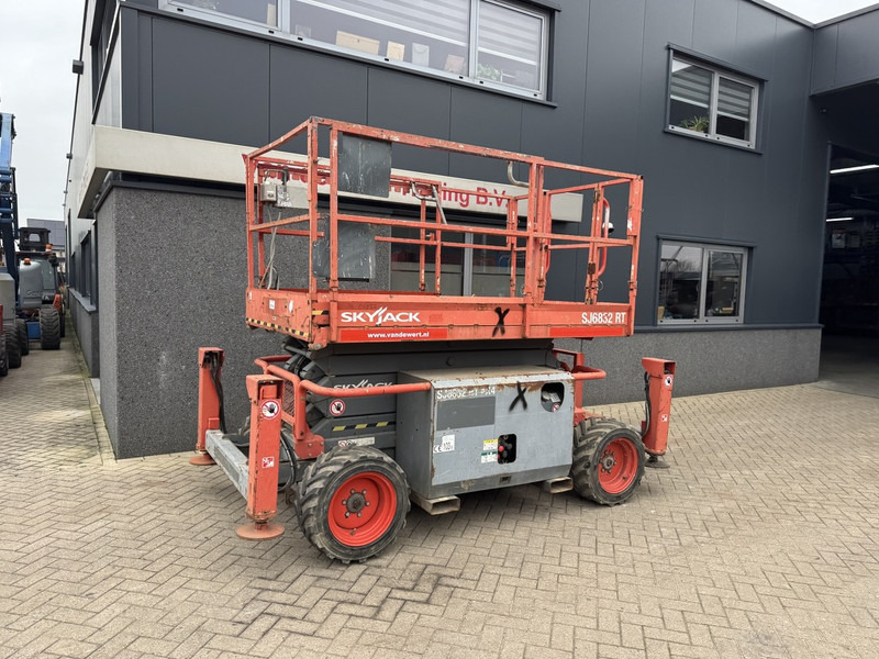 Skyjack SJ 6832RT Schaarhoogwerker / Scissor / Arbeitsbuhne 2015 4X4 Kubota Diesel 12M Werkhoogte - Scissor lift: picture 2 Skyjack SJ 6832RT Schaarhoogwerker / Scissor / Arbeitsbuhne 2015 4X4 Kubota Diesel 12M Werkhoogte - Scissor lift: picture 2