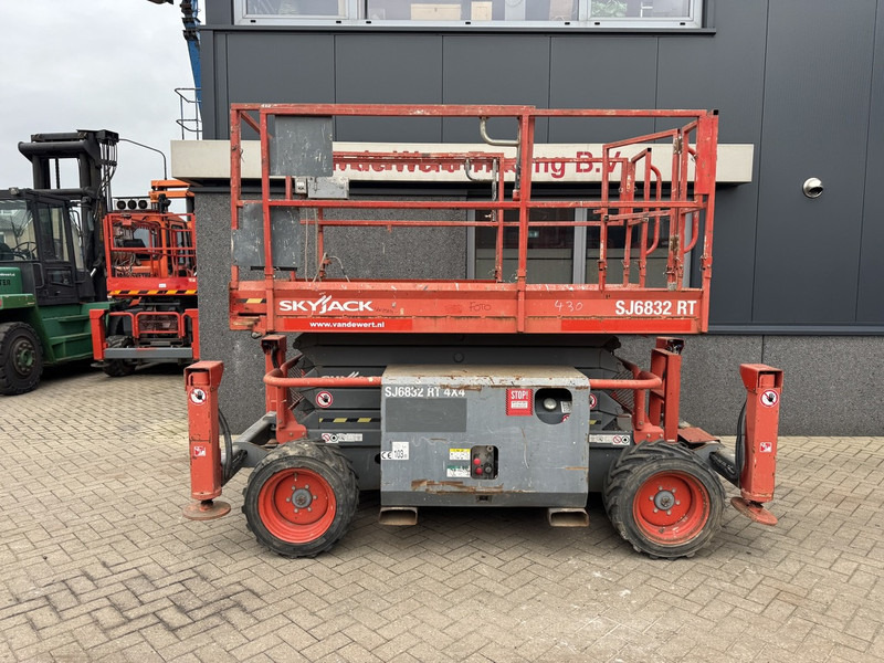 Skyjack SJ 6832RT Schaarhoogwerker / Scissor / Arbeitsbuhne 2015 4X4 Kubota Diesel 12M Werkhoogte - Scissor lift: picture 1 Skyjack SJ 6832RT Schaarhoogwerker / Scissor / Arbeitsbuhne 2015 4X4 Kubota Diesel 12M Werkhoogte - Scissor lift: picture 1