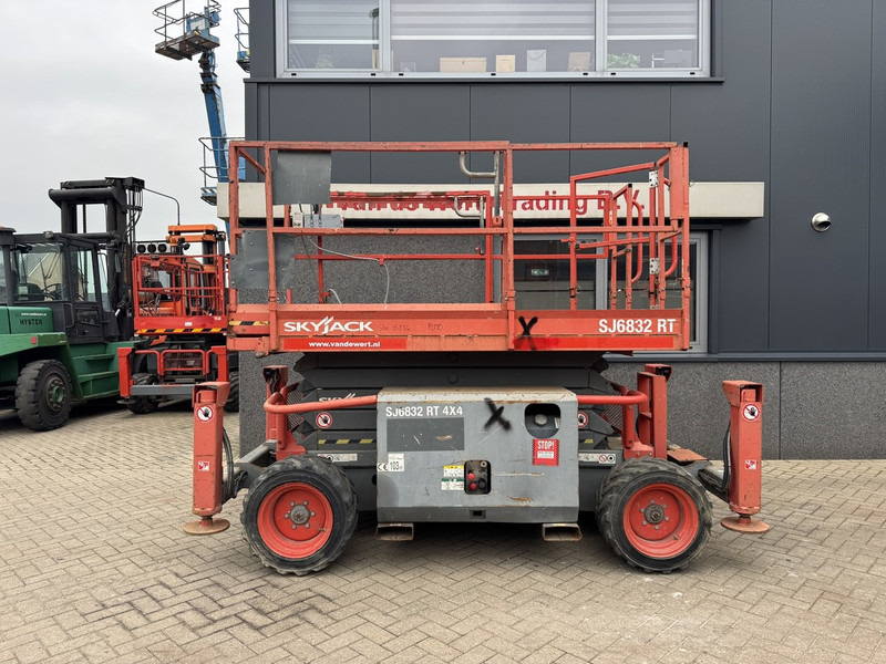 Skyjack SJ 6832RT Schaarhoogwerker / Scissor / Arbeitsbuhne 2015 4X4 Kubota Diesel 12M Werkhoogte - Scissor lift: picture 1 Skyjack SJ 6832RT Schaarhoogwerker / Scissor / Arbeitsbuhne 2015 4X4 Kubota Diesel 12M Werkhoogte - Scissor lift: picture 1