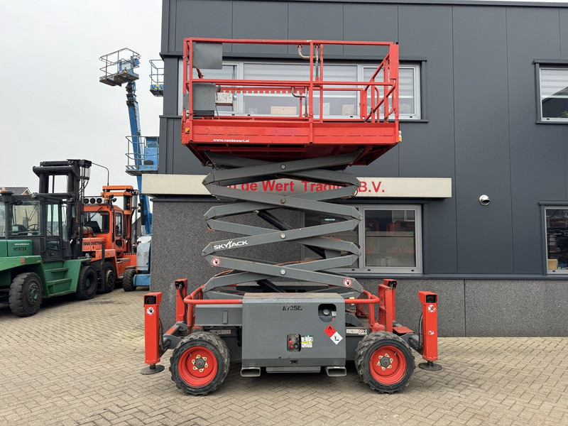 Skyjack SJ 6832RT Schaarhoogwerker / Scissor / Arbeitsbuhne 2016 4X4 Kubota Diesel 12M Werkhoogte - Scissor lift: picture 5 Skyjack SJ 6832RT Schaarhoogwerker / Scissor / Arbeitsbuhne 2016 4X4 Kubota Diesel 12M Werkhoogte - Scissor lift: picture 5