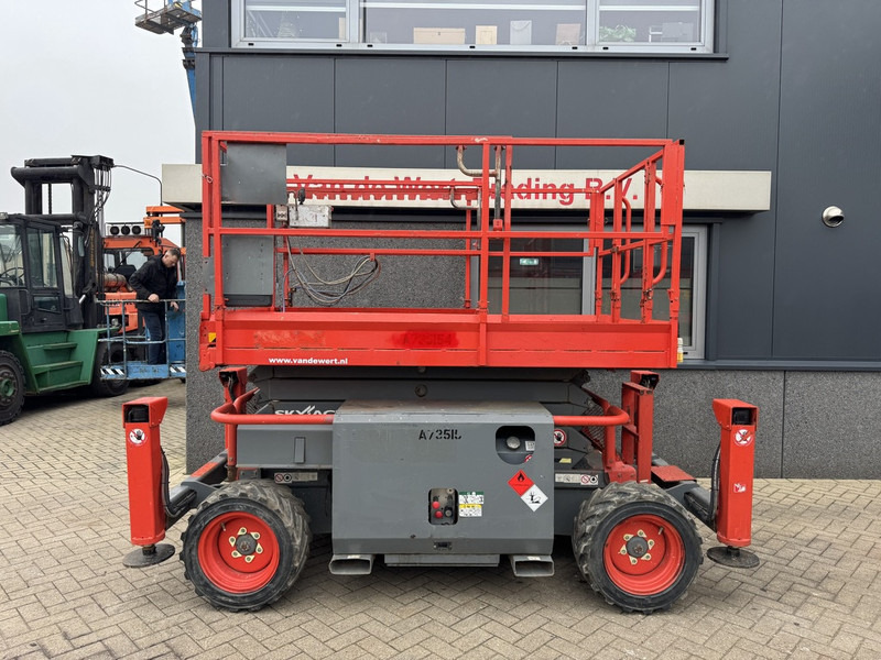 Skyjack SJ 6832RT Schaarhoogwerker / Scissor / Arbeitsbuhne 2016 4X4 Kubota Diesel 12M Werkhoogte - Scissor lift: picture 1 Skyjack SJ 6832RT Schaarhoogwerker / Scissor / Arbeitsbuhne 2016 4X4 Kubota Diesel 12M Werkhoogte - Scissor lift: picture 1