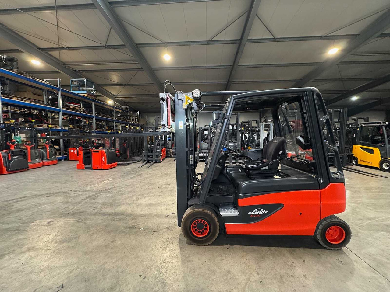 03/2019 SERVICE+UVV 11/2026 LINDE E25 2,500KG DUPLEX FREE LIFT 3RD + 4TH VALVE FORK ADJUSTER ELECTRIC FORKLIFT 7,041 HOURS - Forklift: picture 1 03/2019 SERVICE+UVV 11/2026 LINDE E25 2,500KG DUPLEX FREE LIFT 3RD + 4TH VALVE FORK ADJUSTER ELECTRIC FORKLIFT 7,041 HOURS - Forklift: picture 1