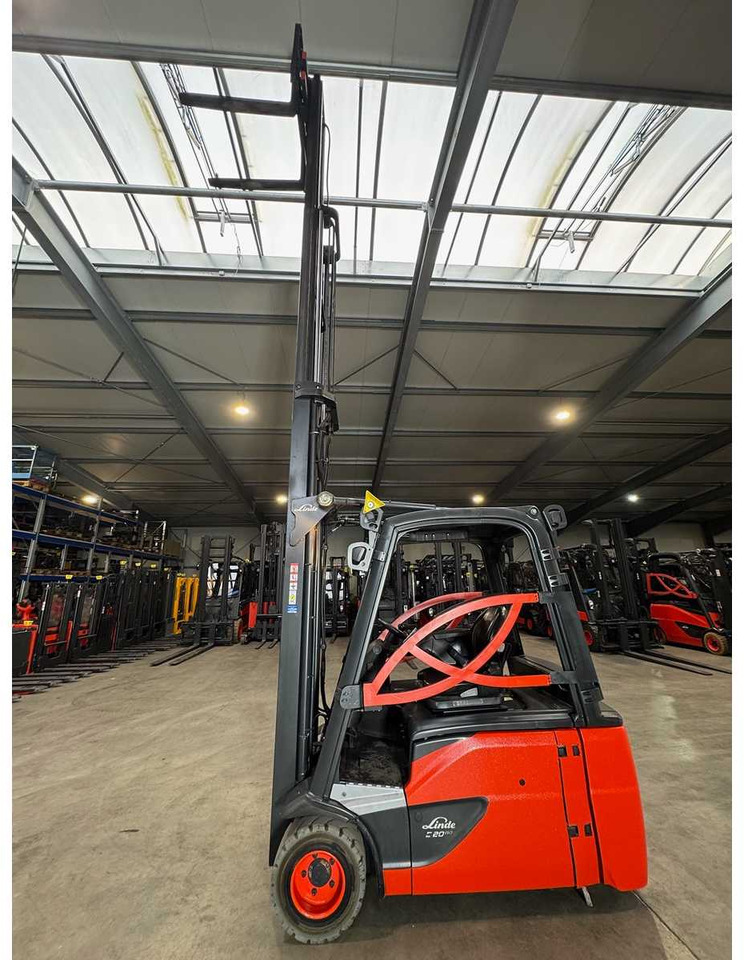08/2023 SERVICE + UVV 11/2026 LINDE E20L 2.000KG TRIPLEX 680CM ELECTRIC FORKLIFT - Forklift: picture 3 08/2023 SERVICE + UVV 11/2026 LINDE E20L 2.000KG TRIPLEX 680CM ELECTRIC FORKLIFT - Forklift: picture 3