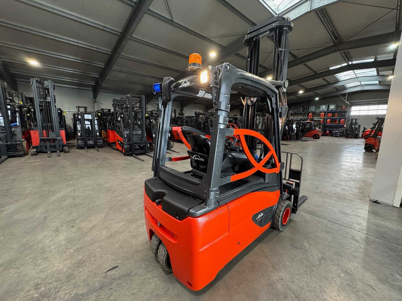 08/2023 SERVICE + UVV 11/2026 LINDE E20L 2.000KG TRIPLEX 680CM ELECTRIC FORKLIFT - Forklift: picture 5 08/2023 SERVICE + UVV 11/2026 LINDE E20L 2.000KG TRIPLEX 680CM ELECTRIC FORKLIFT - Forklift: picture 5