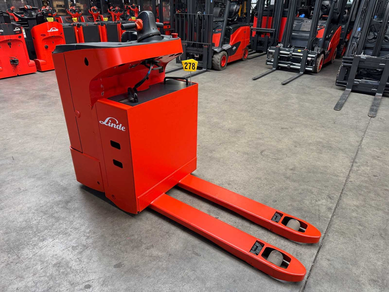 08/2024 LINDE T20SF 2.000KG PALLET TRUCK ANT STACKER 2.704 HOURS - Forklift: picture 3 08/2024 LINDE T20SF 2.000KG PALLET TRUCK ANT STACKER 2.704 HOURS - Forklift: picture 3