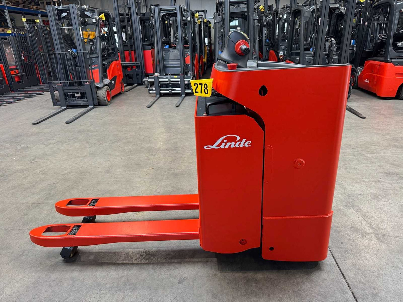 08/2024 LINDE T20SF 2.000KG PALLET TRUCK ANT STACKER 2.704 HOURS - Forklift: picture 1 08/2024 LINDE T20SF 2.000KG PALLET TRUCK ANT STACKER 2.704 HOURS - Forklift: picture 1