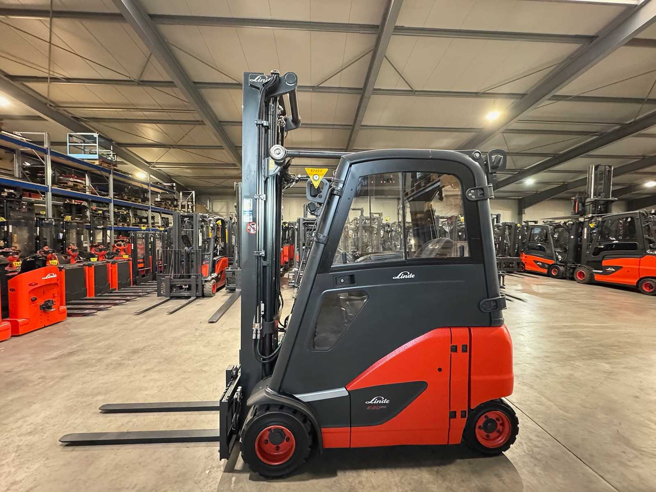 18/2023 SERVICE + UVV 10/2026 LINDE E20PH-02 2.000KG 3.+4. VALVE ELECTRIC FORKLIFT 3.988 HOURS TIRES NEW - Forklift: picture 2 18/2023 SERVICE + UVV 10/2026 LINDE E20PH-02 2.000KG 3.+4. VALVE ELECTRIC FORKLIFT 3.988 HOURS TIRES NEW - Forklift: picture 2