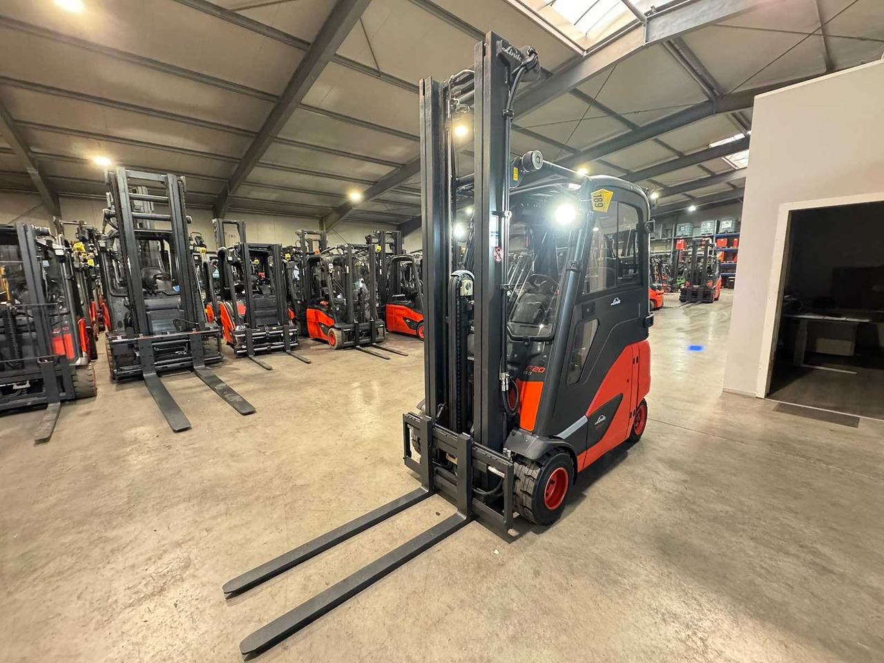 18/2023 SERVICE + UVV 10/2026 LINDE E20PH-02 2.000KG 3.+4. VALVE ELECTRIC FORKLIFT 3.988 HOURS TIRES NEW - Forklift: picture 3 18/2023 SERVICE + UVV 10/2026 LINDE E20PH-02 2.000KG 3.+4. VALVE ELECTRIC FORKLIFT 3.988 HOURS TIRES NEW - Forklift: picture 3