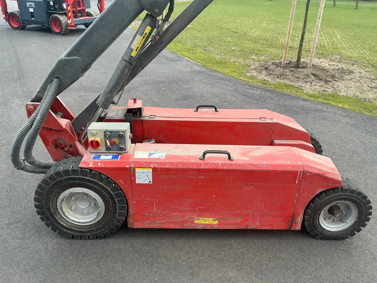 2001 MANITOU D 80 ER SCISSOR BOOM LIFT - Aerial platform: picture 5 2001 MANITOU D 80 ER SCISSOR BOOM LIFT - Aerial platform: picture 5