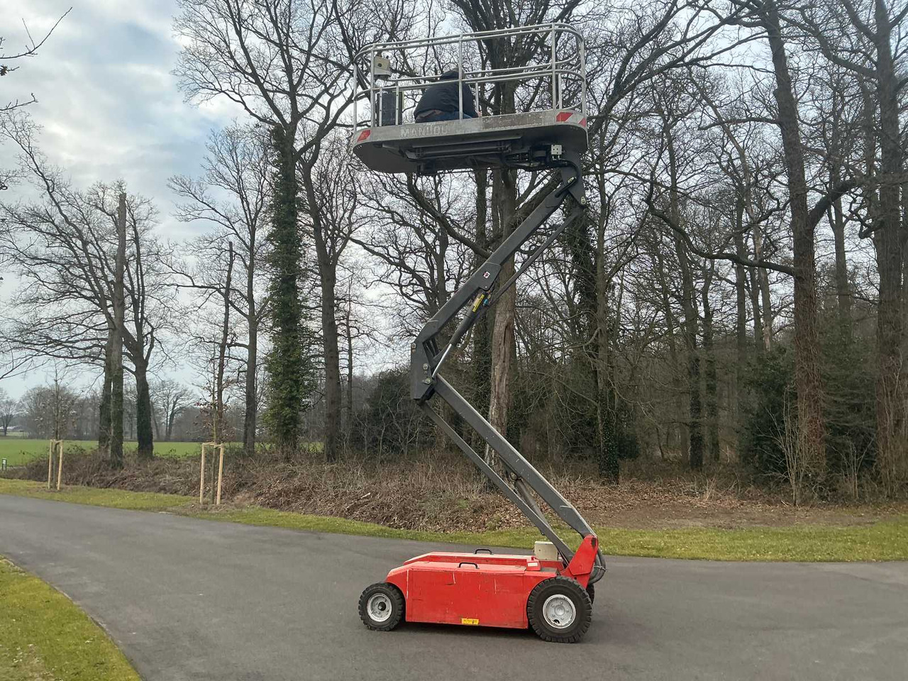 2001 MANITOU D 80 ER SCISSOR BOOM LIFT - Aerial platform: picture 1 2001 MANITOU D 80 ER SCISSOR BOOM LIFT - Aerial platform: picture 1