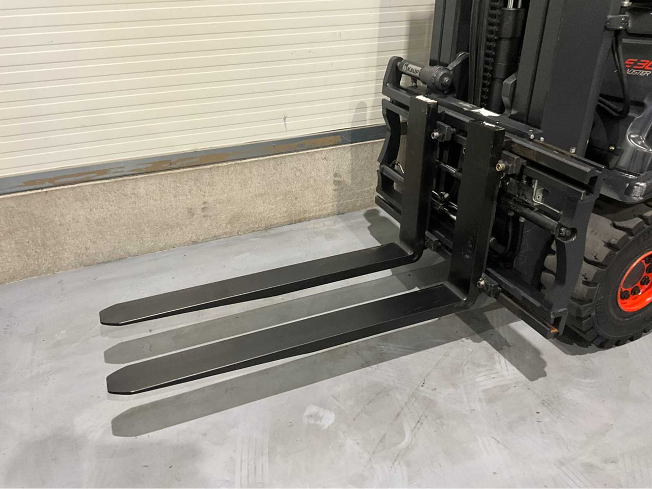 Forklift 2017 LINDE E30L-01 3000KG FORK ADJUSTER FORKLIFT: picture 12