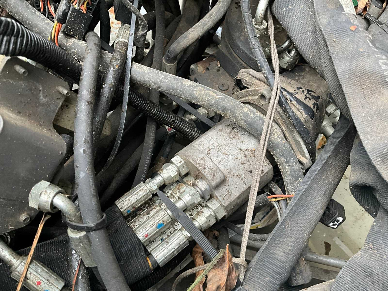 2017 VOLVO ECRD25D HARNESS HYDRAULIC MANIFOLDS & LINES - Mini excavator: picture 4 2017 VOLVO ECRD25D HARNESS HYDRAULIC MANIFOLDS & LINES - Mini excavator: picture 4