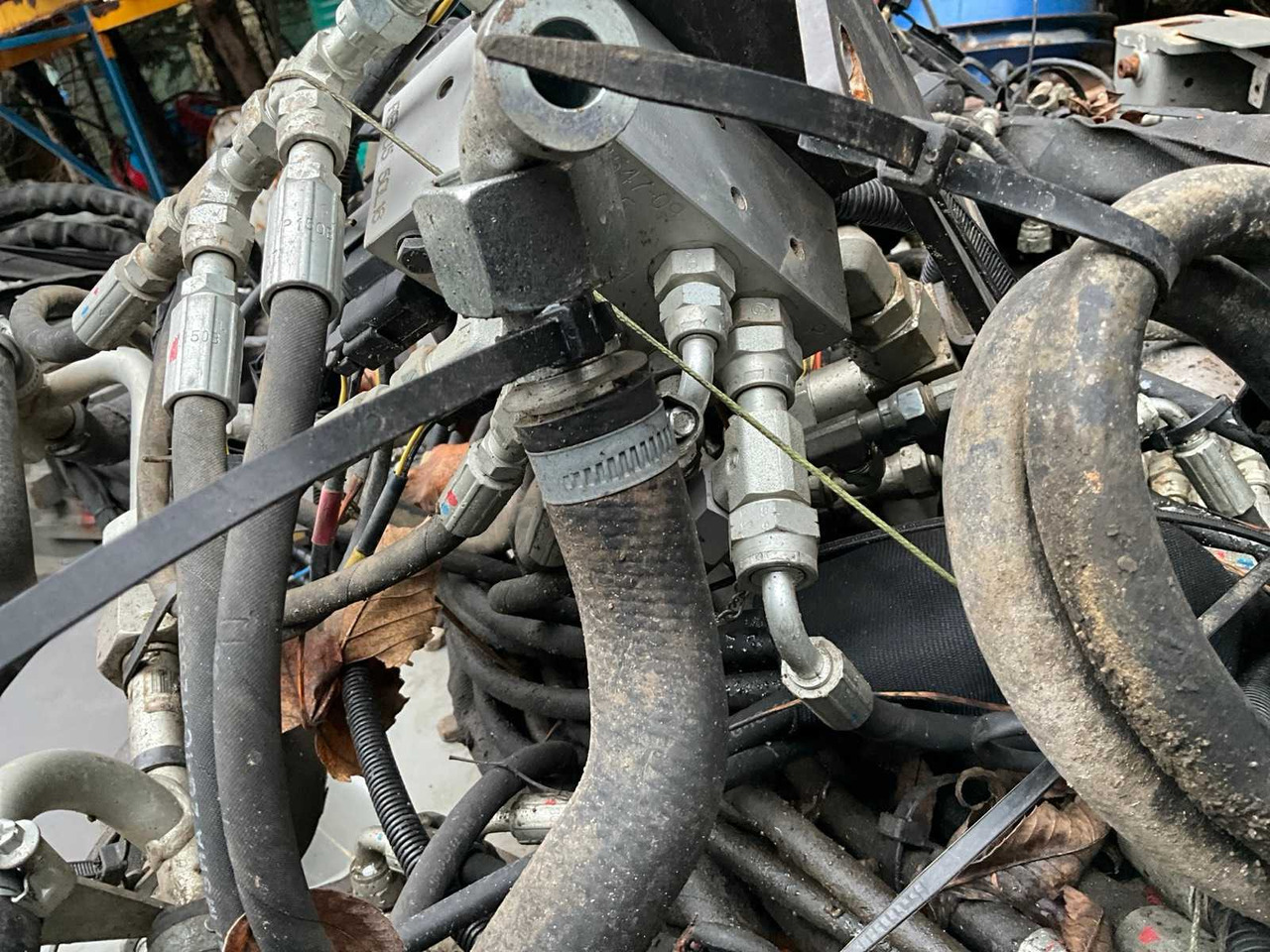 2017 VOLVO ECRD25D HARNESS HYDRAULIC MANIFOLDS & LINES - Mini excavator: picture 3 2017 VOLVO ECRD25D HARNESS HYDRAULIC MANIFOLDS & LINES - Mini excavator: picture 3