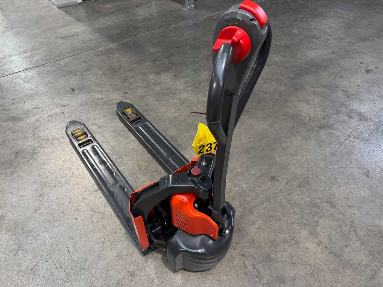 2019 LINDE MT12 1.200KG ANT PALLET TRUCK LITHIUM LI-ION STACKER 608 HOURS - Forklift: picture 3 2019 LINDE MT12 1.200KG ANT PALLET TRUCK LITHIUM LI-ION STACKER 608 HOURS - Forklift: picture 3