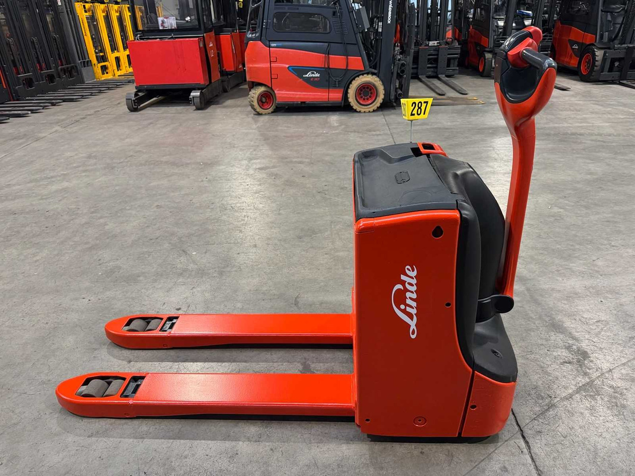 2020 SERVICE + UVV 12/2026 LINDE T16 1,600KG PALLET TRUCK ANT STACKER INITIAL STROKE 1,694 HOURS - Forklift: picture 4 2020 SERVICE + UVV 12/2026 LINDE T16 1,600KG PALLET TRUCK ANT STACKER INITIAL STROKE 1,694 HOURS - Forklift: picture 4