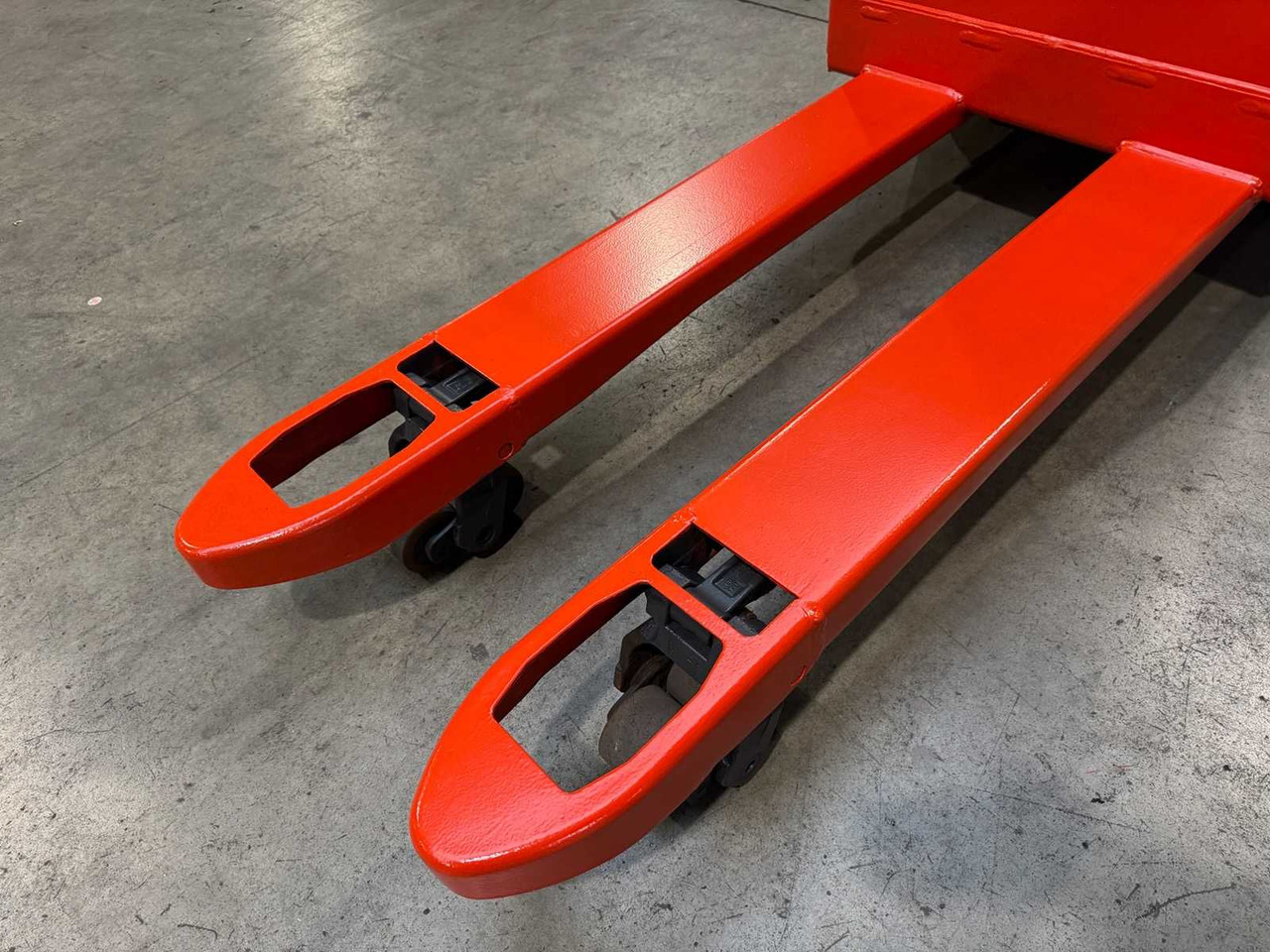 2020 SERVICE + UVV 12/2026 LINDE T16 1,600KG PALLET TRUCK ANT STACKER INITIAL STROKE 1,694 HOURS - Forklift: picture 3 2020 SERVICE + UVV 12/2026 LINDE T16 1,600KG PALLET TRUCK ANT STACKER INITIAL STROKE 1,694 HOURS - Forklift: picture 3