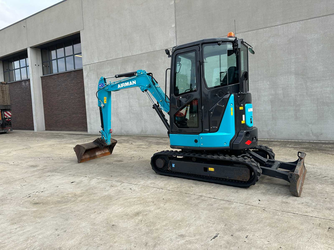 Excavator AIRMAN - 2023 - AX33U-7 - MIDI EXCAVATOR: picture 6 Excavator AIRMAN - 2023 - AX33U-7 - MIDI EXCAVATOR: picture 6