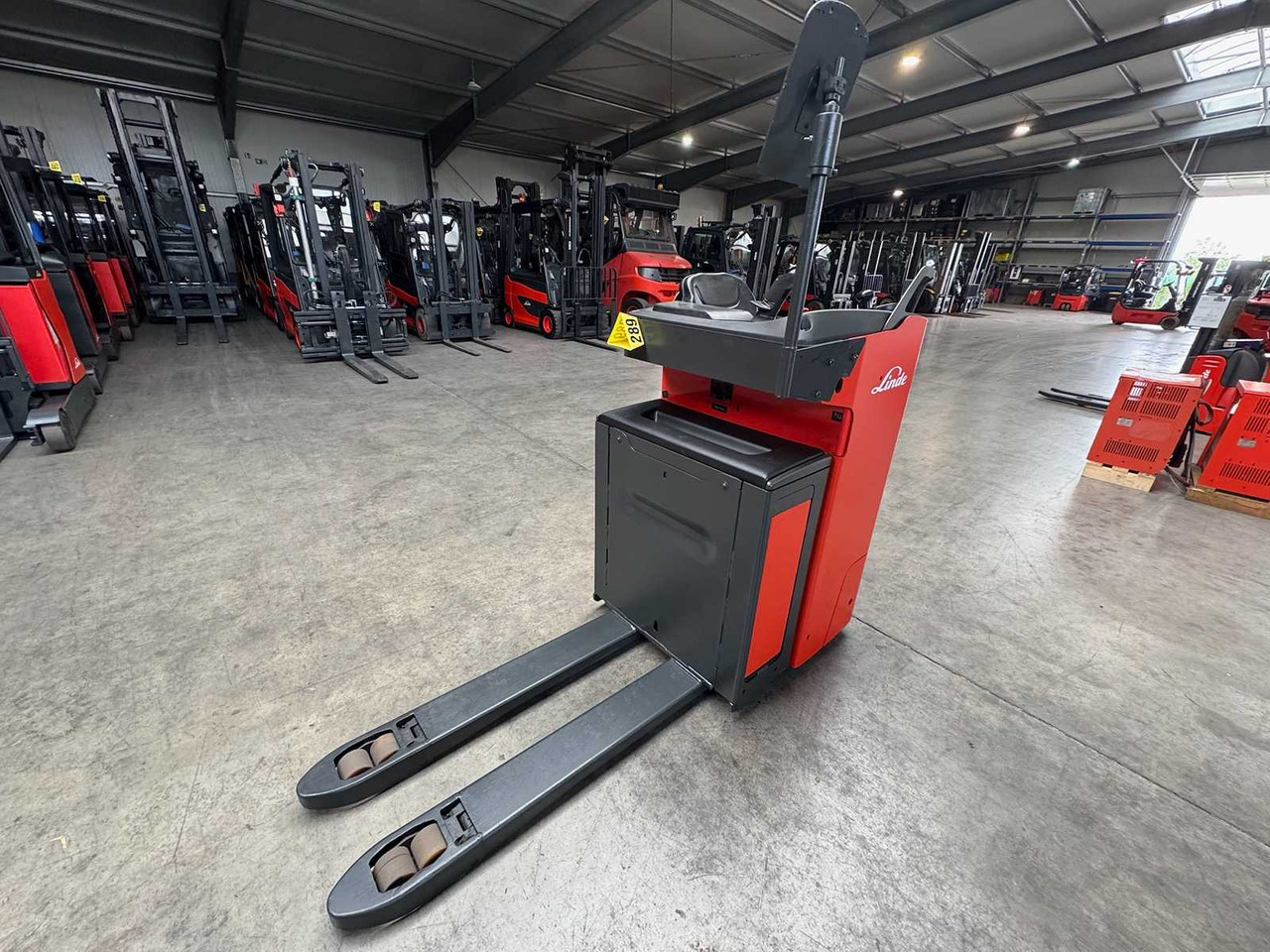 BATTERY 46/2023 BJ.2020 SERVICE + UVV 08/2026 LINDE T20R PALLET TRUCK STACKER ANT 4,715 HOURS - Forklift: picture 5 BATTERY 46/2023 BJ.2020 SERVICE + UVV 08/2026 LINDE T20R PALLET TRUCK STACKER ANT 4,715 HOURS - Forklift: picture 5