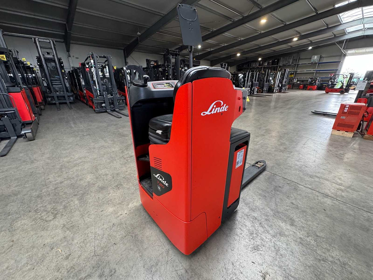 BATTERY 46/2023 BJ.2020 SERVICE + UVV 08/2026 LINDE T20R PALLET TRUCK STACKER ANT 4,715 HOURS - Forklift: picture 3 BATTERY 46/2023 BJ.2020 SERVICE + UVV 08/2026 LINDE T20R PALLET TRUCK STACKER ANT 4,715 HOURS - Forklift: picture 3