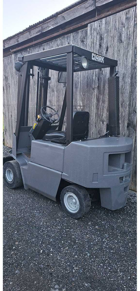 CLARK - DPM 20 SB - 1990 - FORKLIFT - Forklift: picture 2 CLARK - DPM 20 SB - 1990 - FORKLIFT - Forklift: picture 2