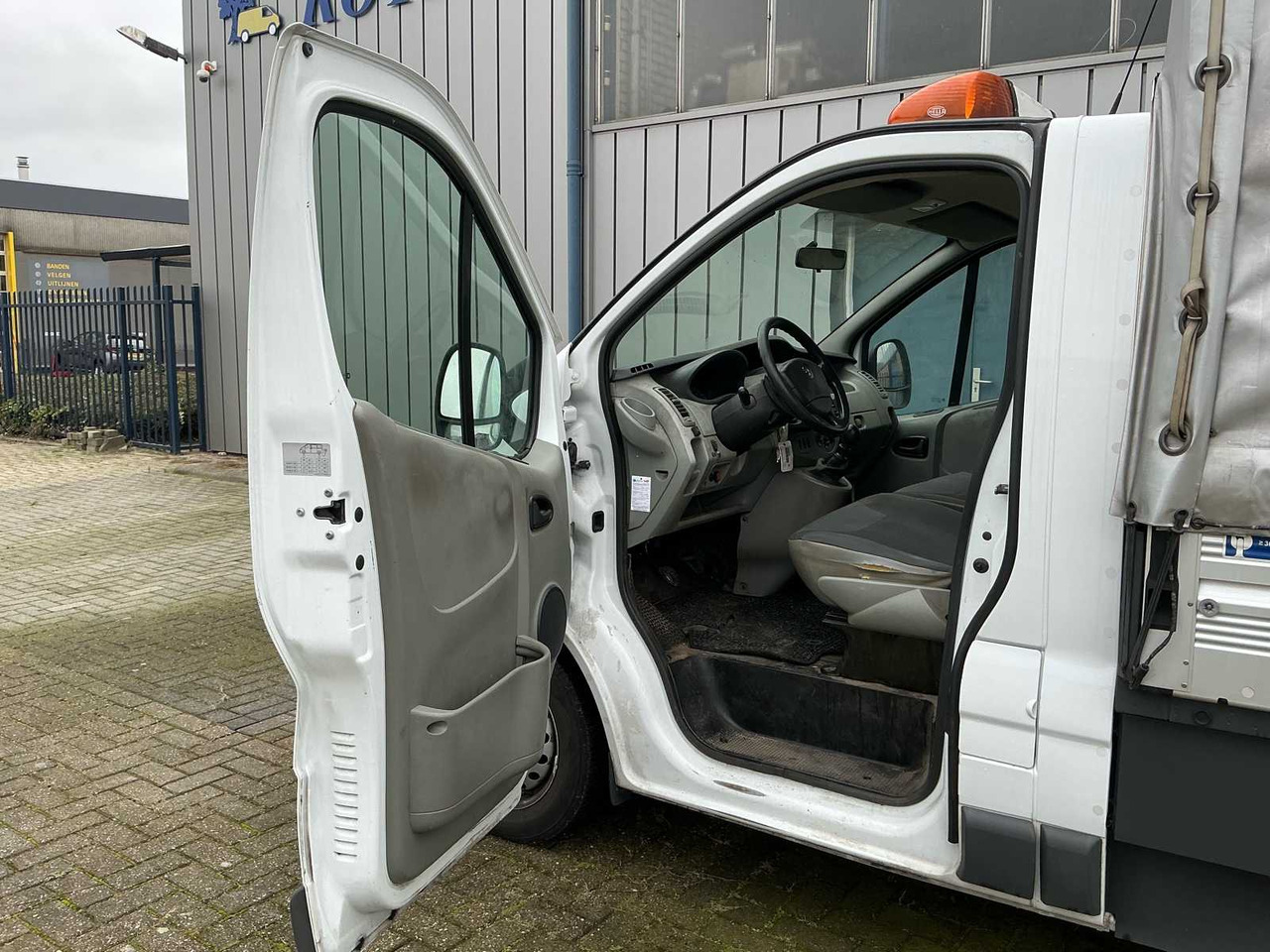 OPEL - VIVARO - 2.0I L2 - COMMERCIAL VAN WITH CRANE - Commercial vehicle: picture 5 OPEL - VIVARO - 2.0I L2 - COMMERCIAL VAN WITH CRANE - Commercial vehicle: picture 5