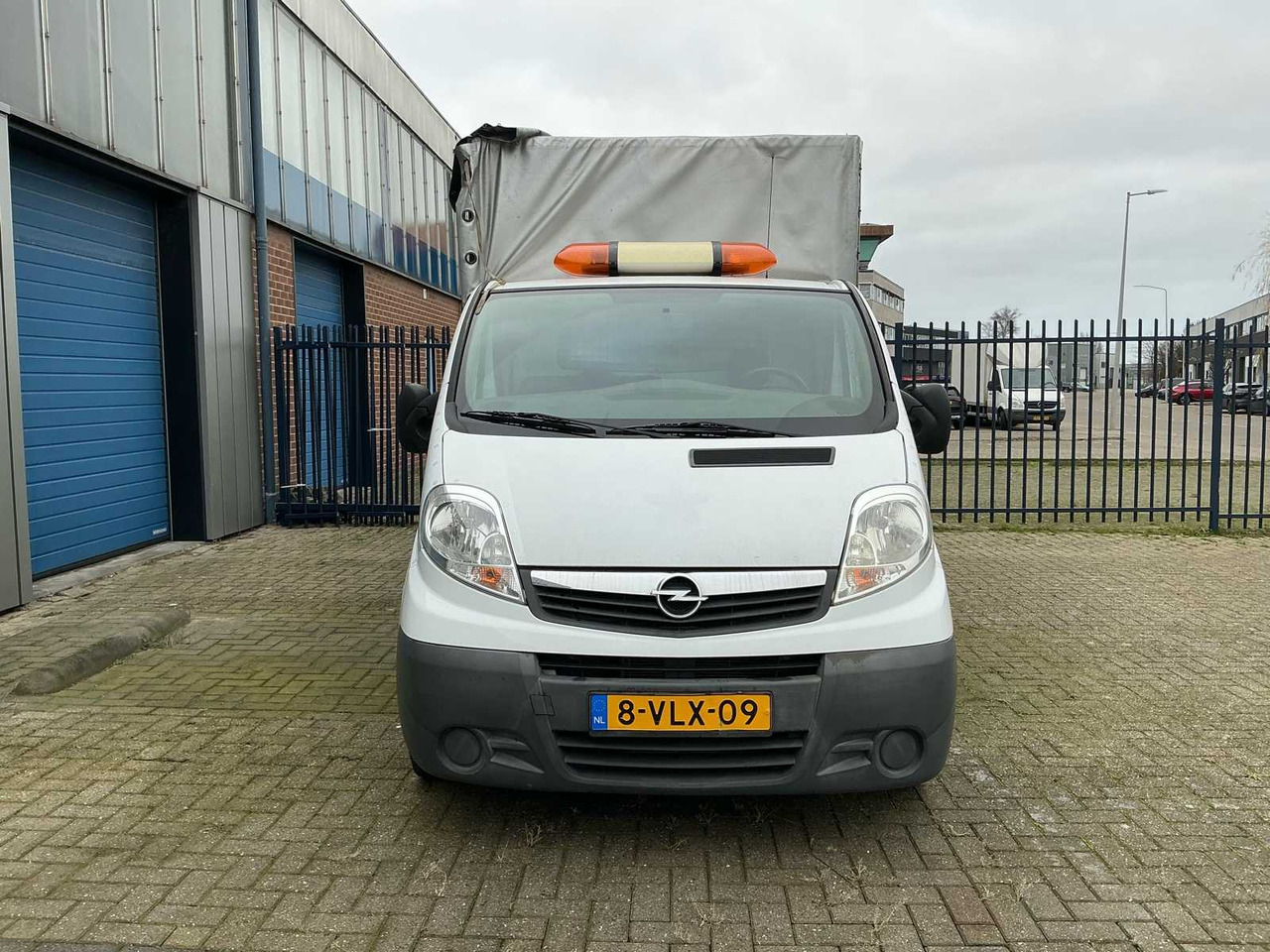 OPEL - VIVARO - 2.0I L2 - COMMERCIAL VAN WITH CRANE - Commercial vehicle: picture 3 OPEL - VIVARO - 2.0I L2 - COMMERCIAL VAN WITH CRANE - Commercial vehicle: picture 3