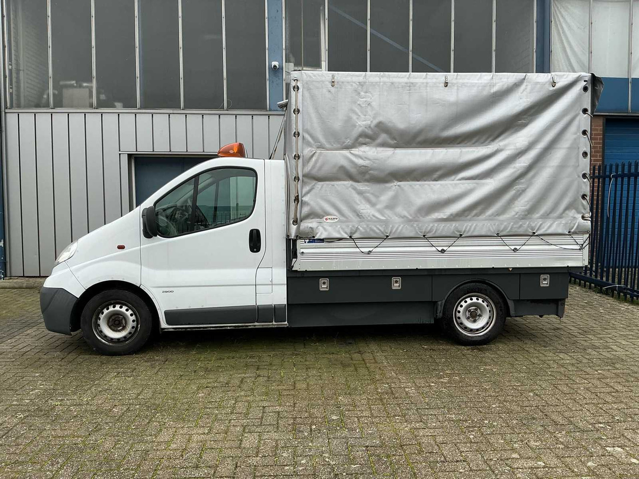 OPEL - VIVARO - 2.0I L2 - COMMERCIAL VAN WITH CRANE - Commercial vehicle: picture 4 OPEL - VIVARO - 2.0I L2 - COMMERCIAL VAN WITH CRANE - Commercial vehicle: picture 4