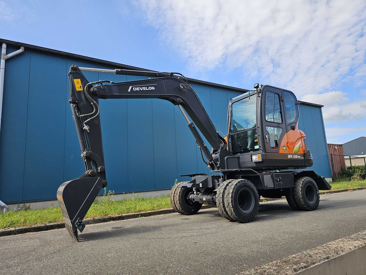 Develon DX60WN ECO-1 - Wheel excavator: picture 1 Develon DX60WN ECO-1 - Wheel excavator: picture 1