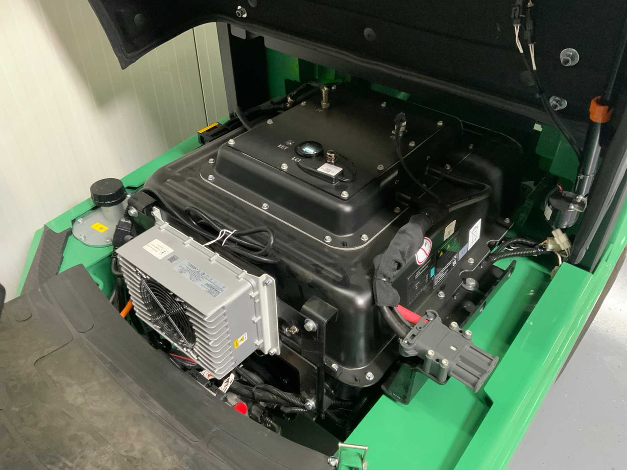 Forklift EP - EFXZ-301-H - 4.8M TRIPLEX, LI-ION, FREE-LIFT, SIDE-SHIFT - FORKLIFT: picture 17 Forklift EP - EFXZ-301-H - 4.8M TRIPLEX, LI-ION, FREE-LIFT, SIDE-SHIFT - FORKLIFT: picture 17