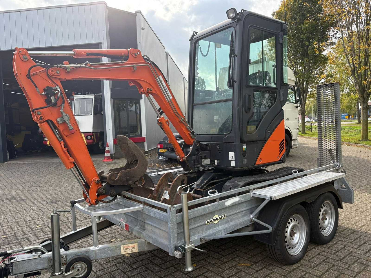 Hitachi HITACHI - ZX17U-2 - MINI EXCAVATOR INCL. ADHERENT - Mini excavator: picture 2 Hitachi HITACHI - ZX17U-2 - MINI EXCAVATOR INCL. ADHERENT - Mini excavator: picture 2
