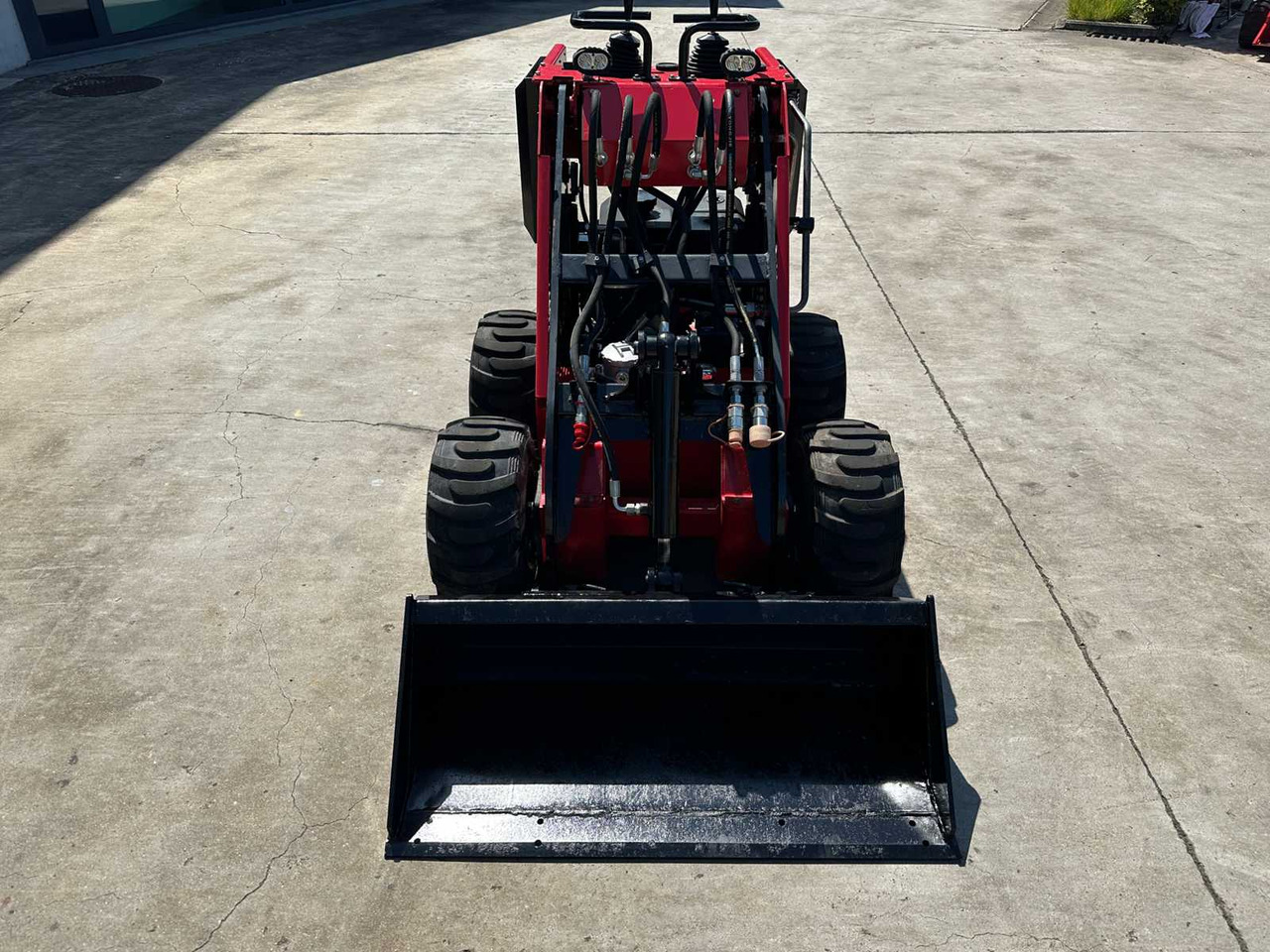 JPC HT320 - Skid steer loader: picture 2 JPC HT320 - Skid steer loader: picture 2