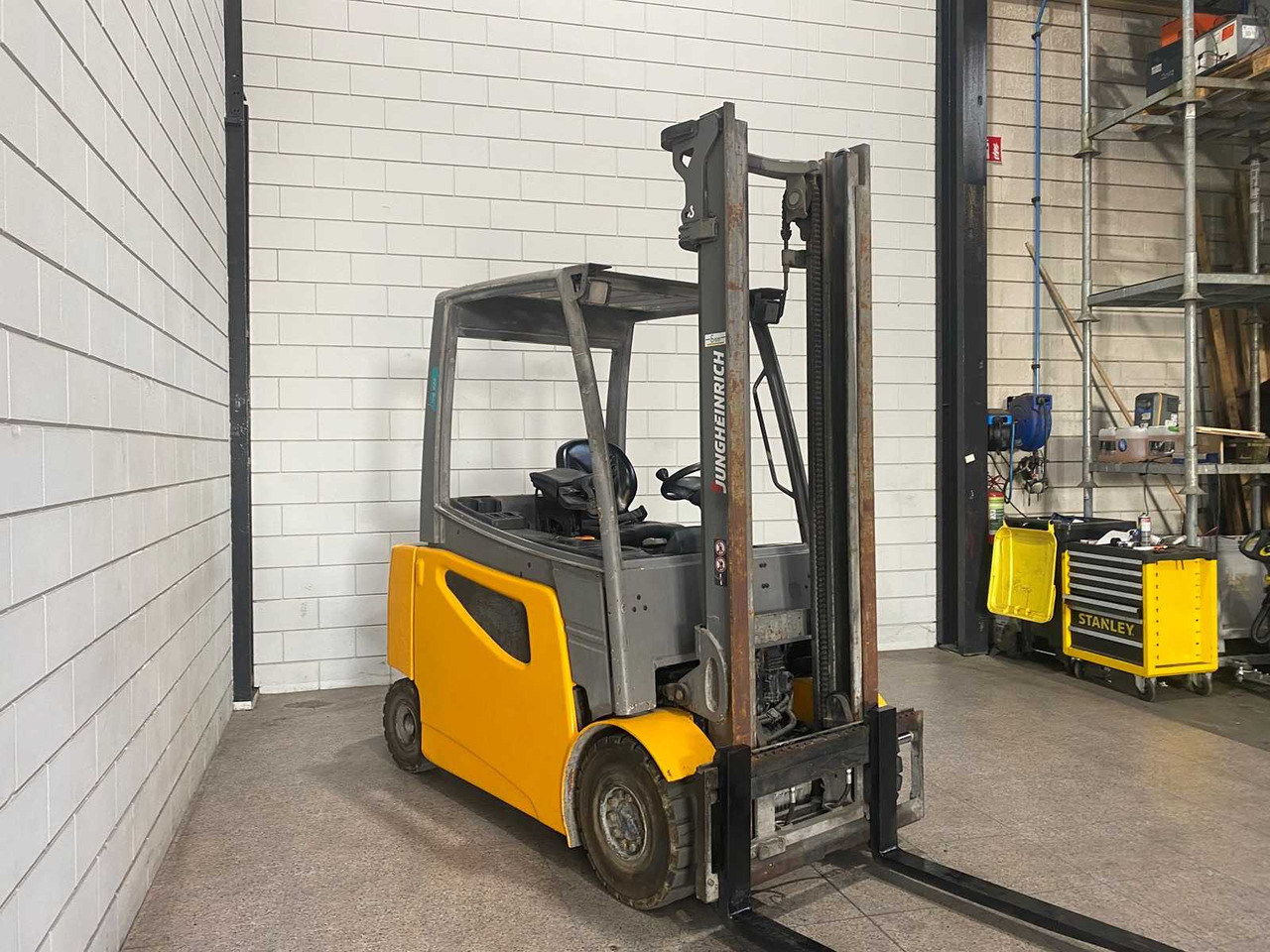 JUNGHEINRICH - 2016 - EFG425K - FORKLIFT TRUCK - SIDE-SHIFT - Forklift: picture 2 JUNGHEINRICH - 2016 - EFG425K - FORKLIFT TRUCK - SIDE-SHIFT - Forklift: picture 2