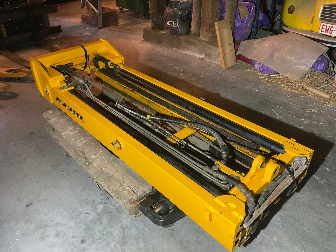 JUNGHEINRICH 2500 TRIPLEX MAST - Forklift: picture 4 JUNGHEINRICH 2500 TRIPLEX MAST - Forklift: picture 4