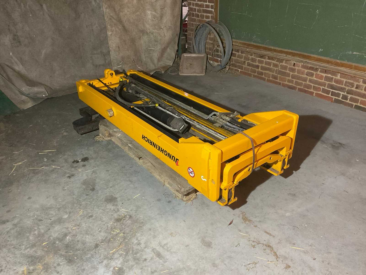 JUNGHEINRICH 2500 TRIPLEX MAST - Forklift: picture 1 JUNGHEINRICH 2500 TRIPLEX MAST - Forklift: picture 1