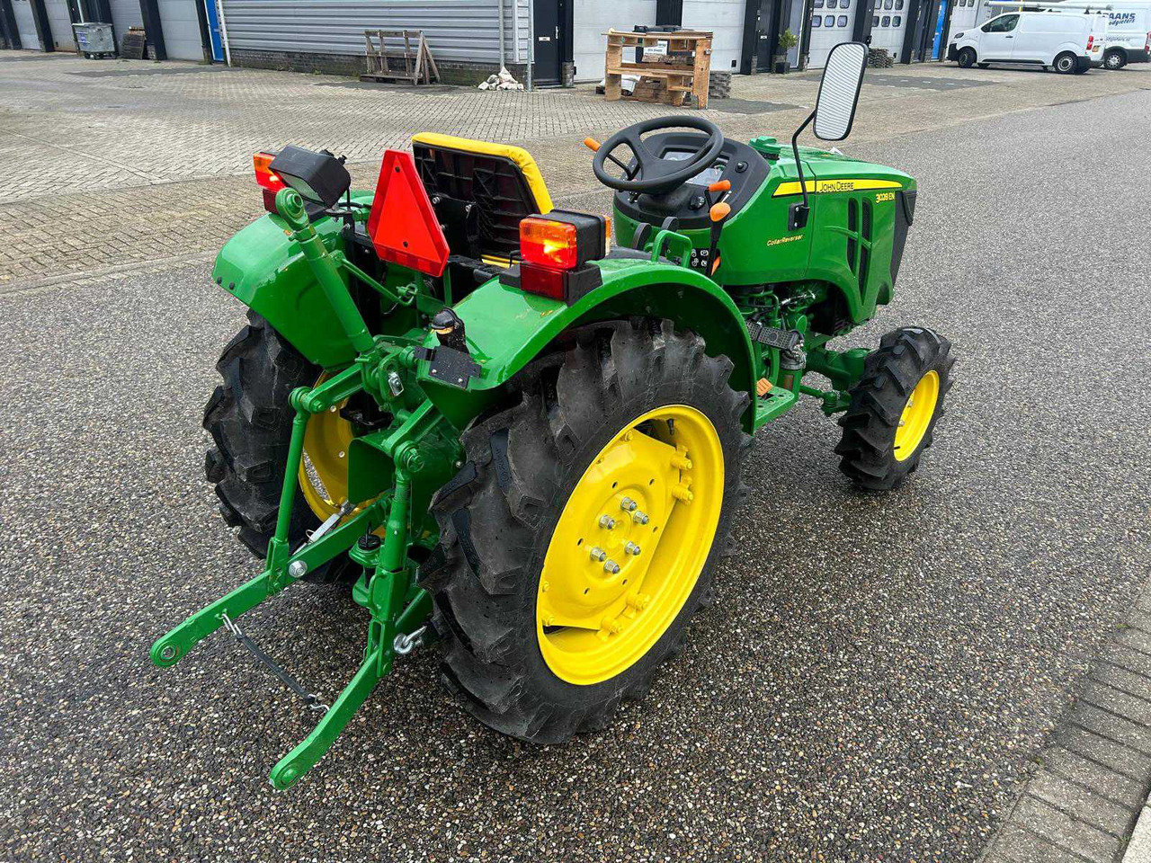 John Deere 3028 EN - Compact tractor: picture 4 John Deere 3028 EN - Compact tractor: picture 4