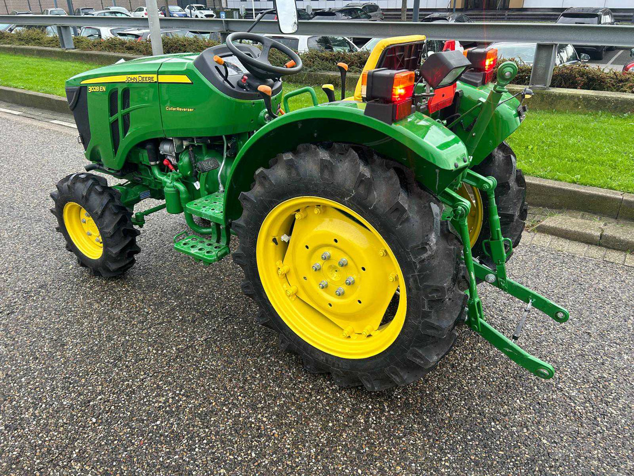 John Deere 3028 EN - Compact tractor: picture 3 John Deere 3028 EN - Compact tractor: picture 3