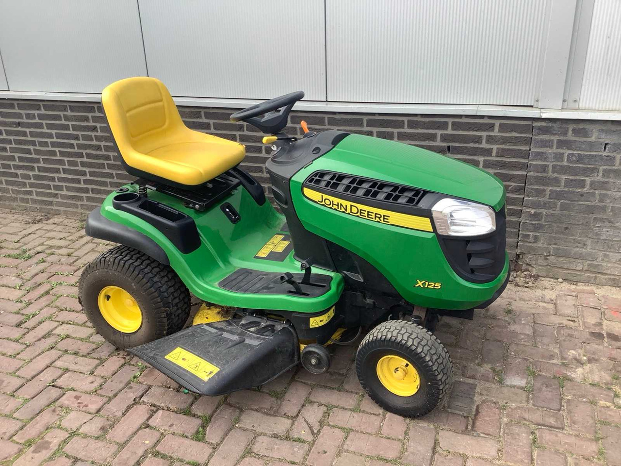 John Deere x125 - Garden mower: picture 2 John Deere x125 - Garden mower: picture 2