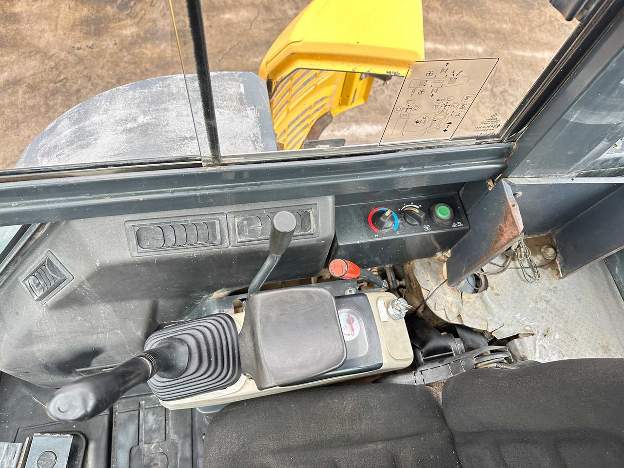 Excavator KOMATSU - 2006 - PC35 MR-2 - MIDI EXCAVATOR: picture 32