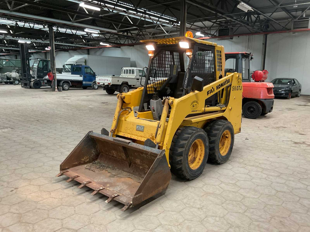 Komatsu SK07J - Skid steer loader: picture 1 Komatsu SK07J - Skid steer loader: picture 1