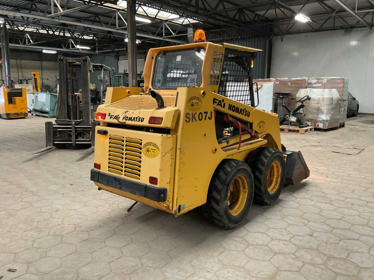 Komatsu SK07J - Skid steer loader: picture 4 Komatsu SK07J - Skid steer loader: picture 4