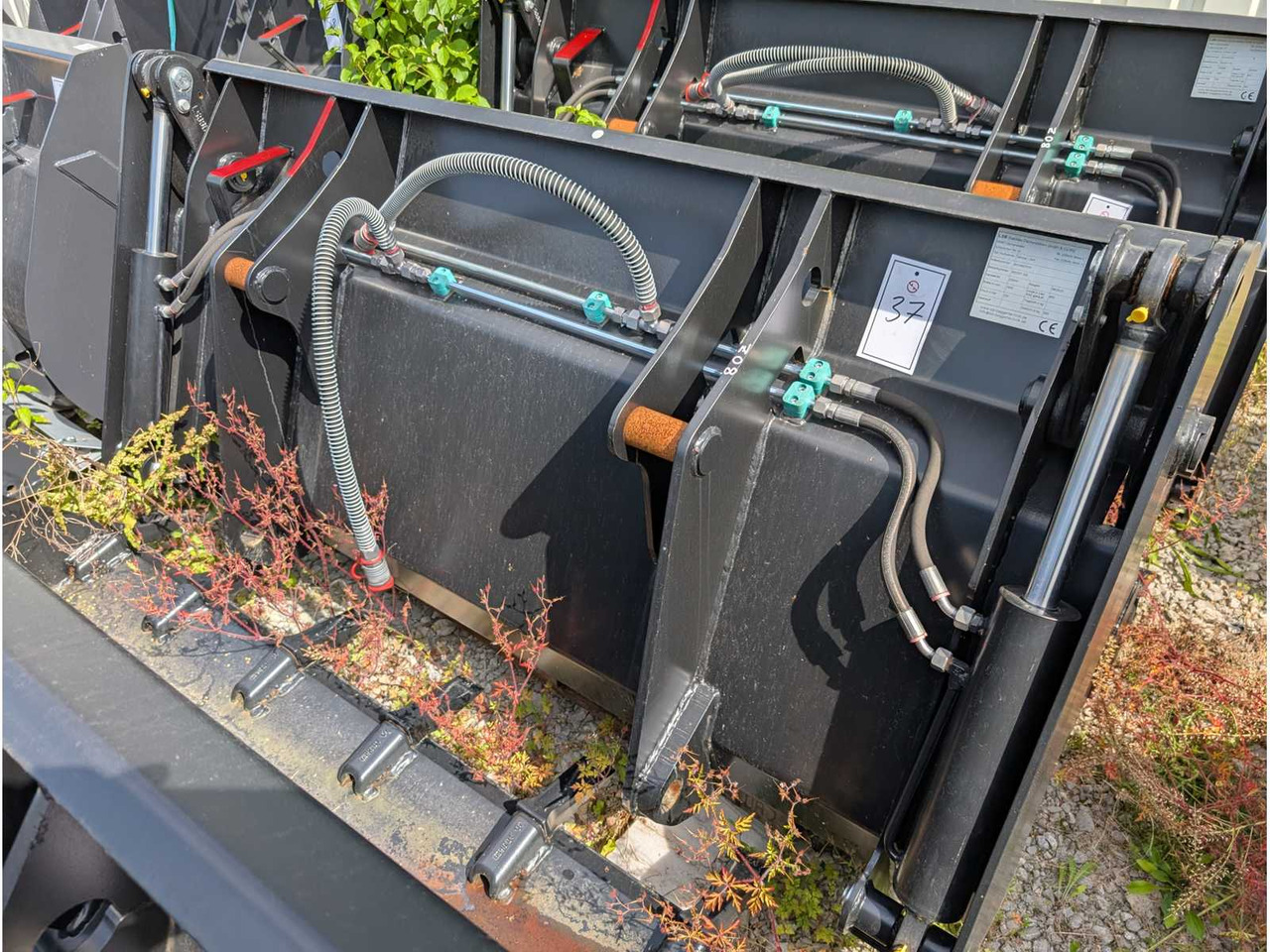 LSB - UNI BUCKET WITH TEETH - AS - 1850 MM - 0.8 CBM - 2023 - BUCKETS - Wheel loader: picture 1 LSB - UNI BUCKET WITH TEETH - AS - 1850 MM - 0.8 CBM - 2023 - BUCKETS - Wheel loader: picture 1