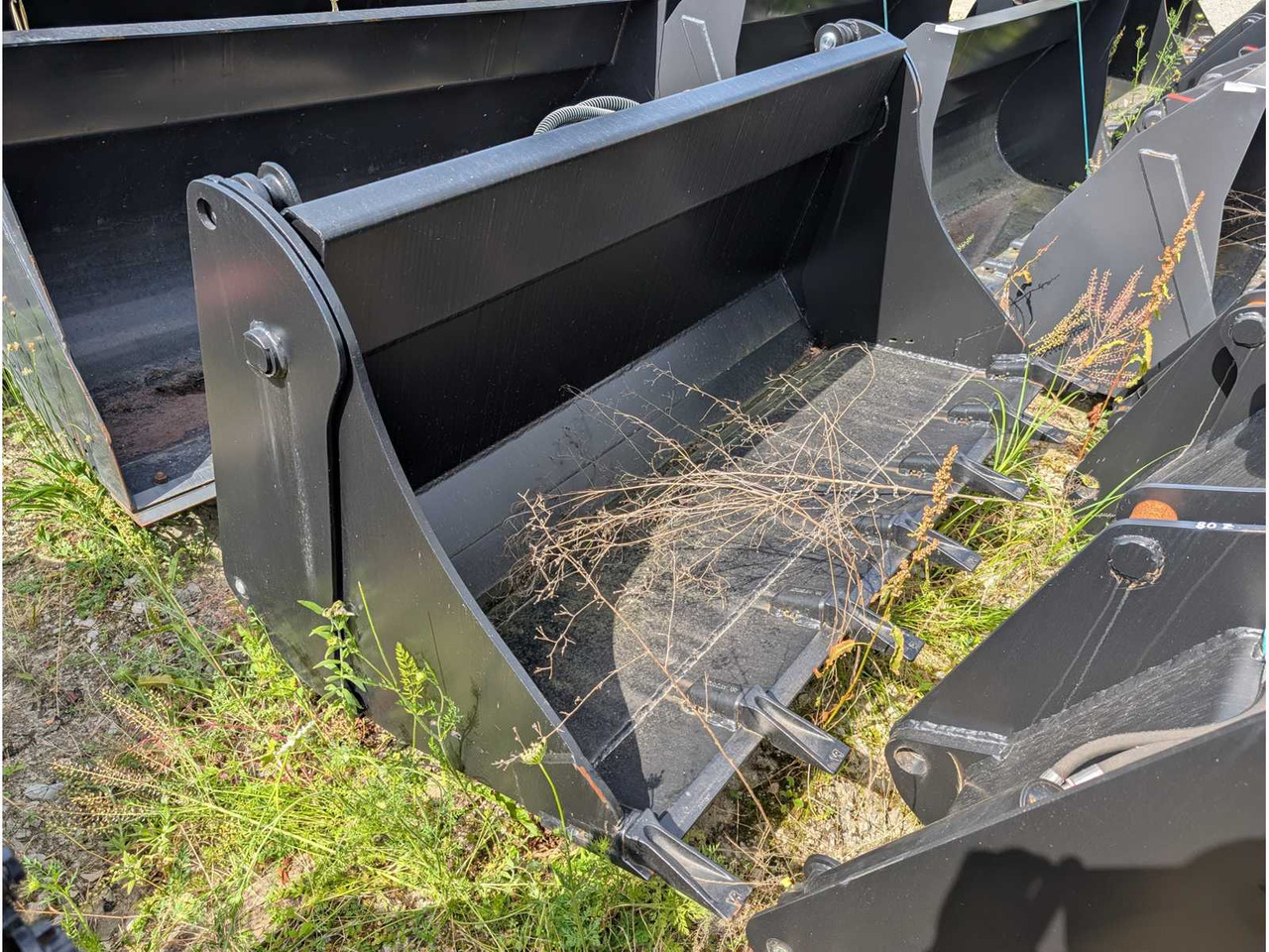 LSB - UNI BUCKET WITH TEETH - AS - 1850 MM - 0.8 CBM - 2023 - BUCKETS - Wheel loader: picture 3 LSB - UNI BUCKET WITH TEETH - AS - 1850 MM - 0.8 CBM - 2023 - BUCKETS - Wheel loader: picture 3