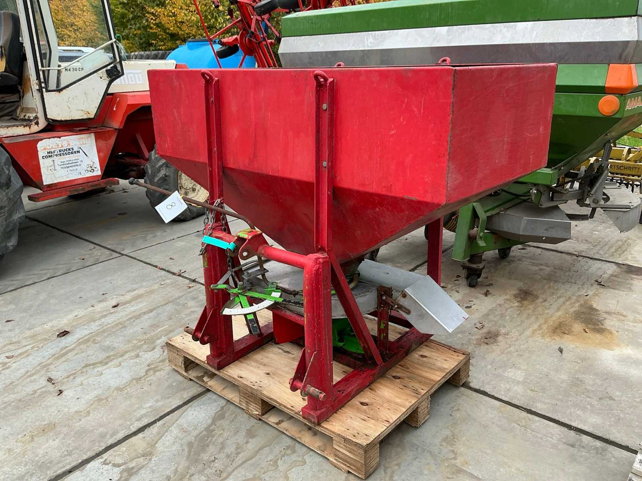 Mounted fertilizer spreader - Fertilizer spreader: picture 2 Mounted fertilizer spreader - Fertilizer spreader: picture 2