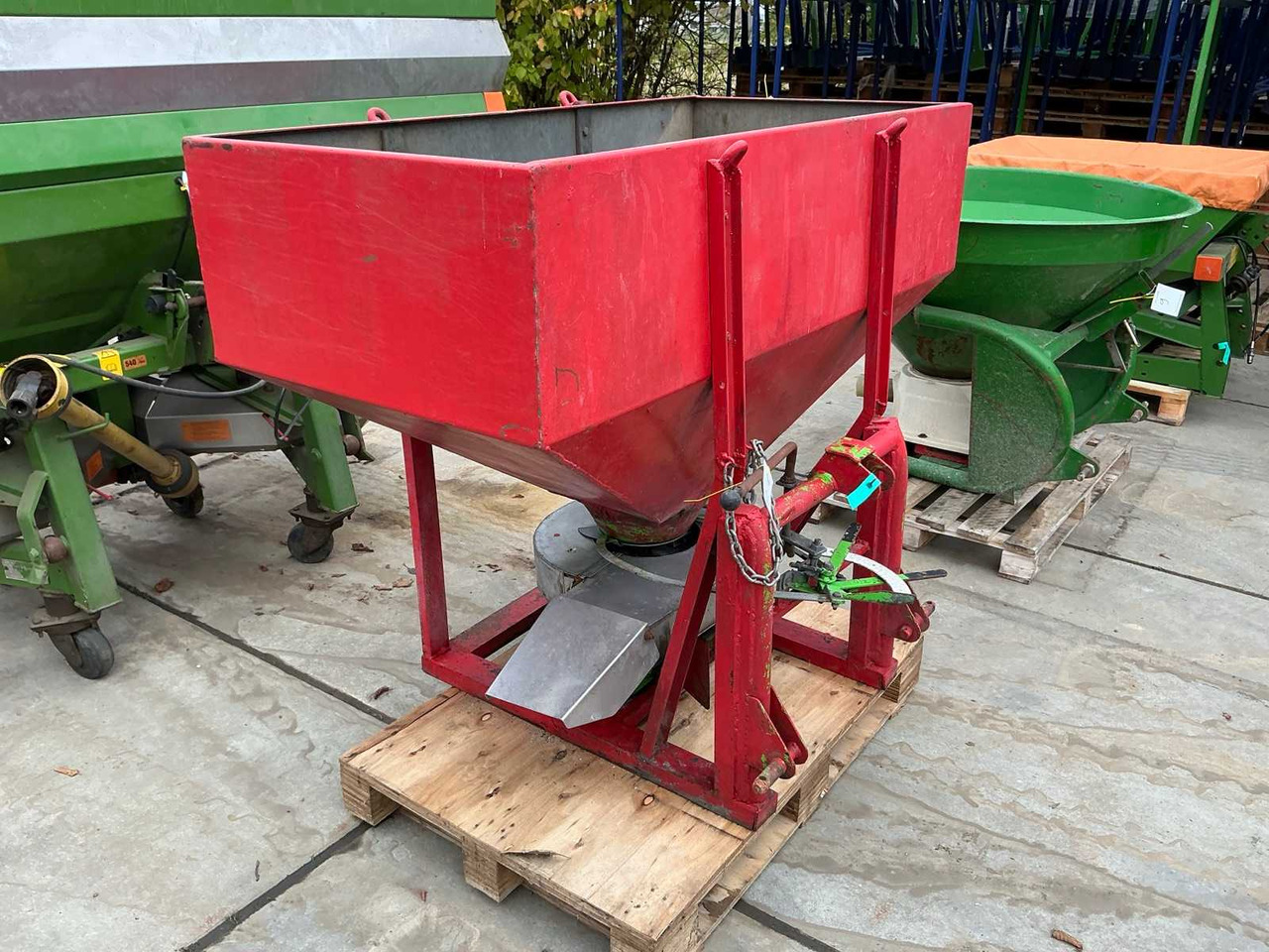 Mounted fertilizer spreader - Fertilizer spreader: picture 3 Mounted fertilizer spreader - Fertilizer spreader: picture 3