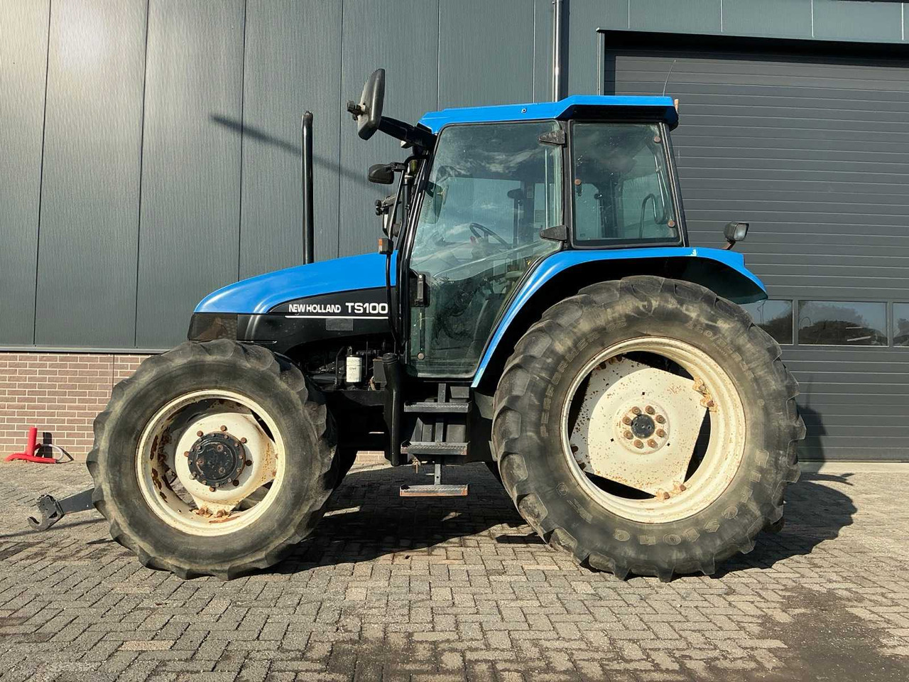 New Holland TS100 - Farm tractor: picture 2 New Holland TS100 - Farm tractor: picture 2