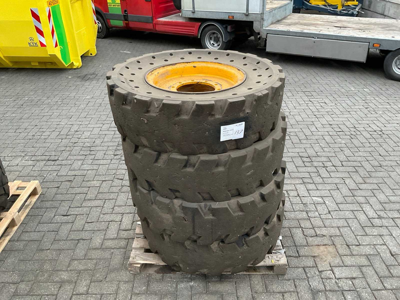 Shun Gin JCB verreiker - Wheels and tires for Farm tractor: picture 1 Shun Gin JCB verreiker - Wheels and tires for Farm tractor: picture 1