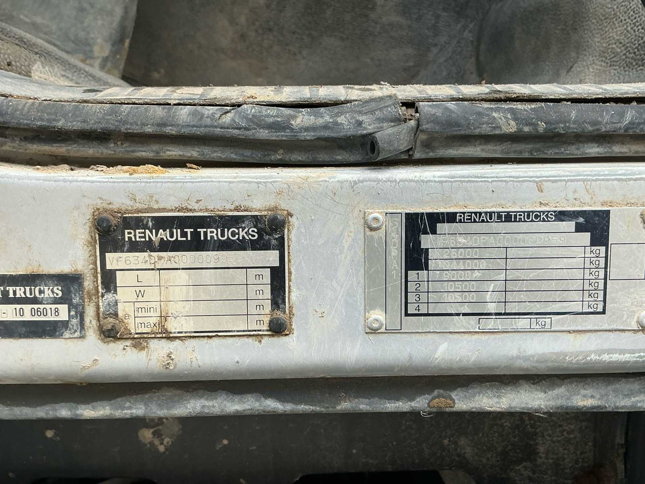 Truck 2011 RENAULT KERAX 460 TRIDEM TRUCK WITH CRANE AND CONTAINER: picture 20