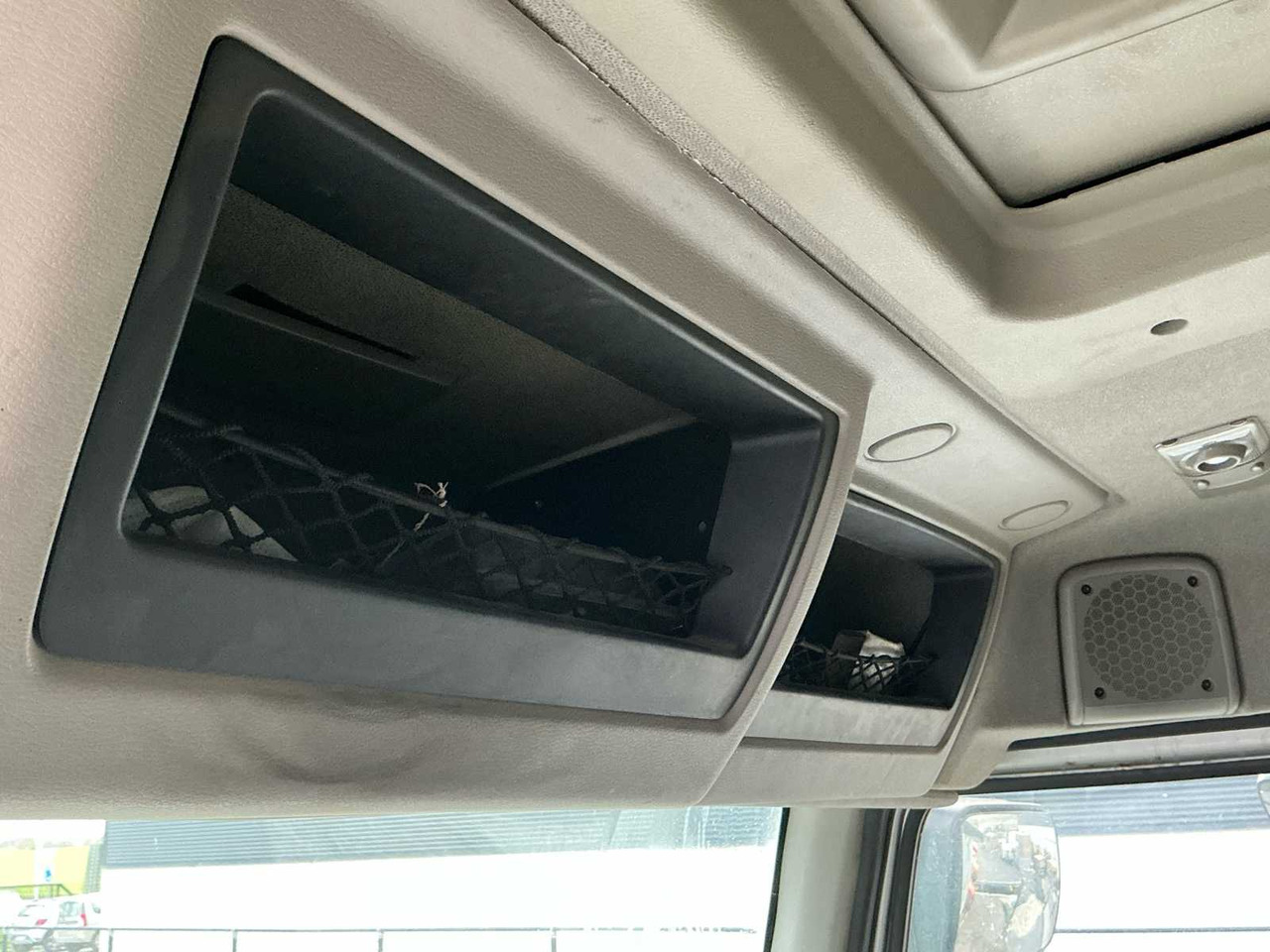 Truck 2011 RENAULT KERAX 460 TRIDEM TRUCK WITH CRANE AND CONTAINER: picture 16