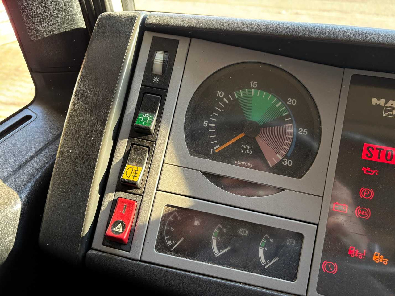 Truck MAN 8-163 / L 2000 TRUCK WITH BOX: picture 25